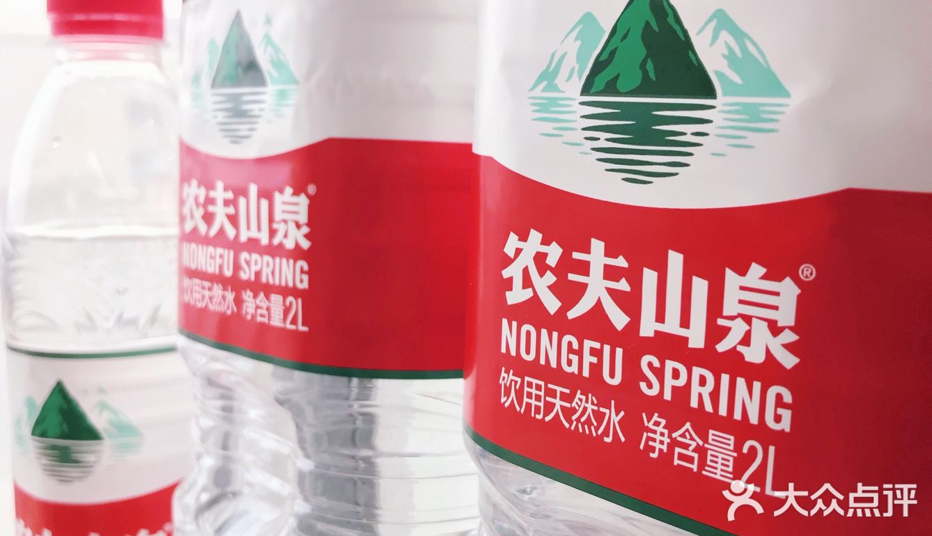 水瓶的腰部有一个凹陷设计，大拇指刚好可以卡进去