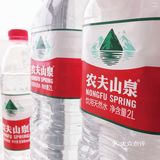 水瓶的腰部有一个凹陷设计，大拇指刚好可以卡进去