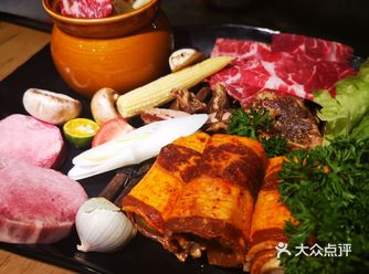 烤肉滋滋作响冬日里的温暖美味