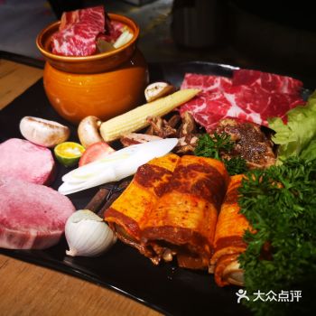 烤肉滋滋作响冬日里的温暖美味