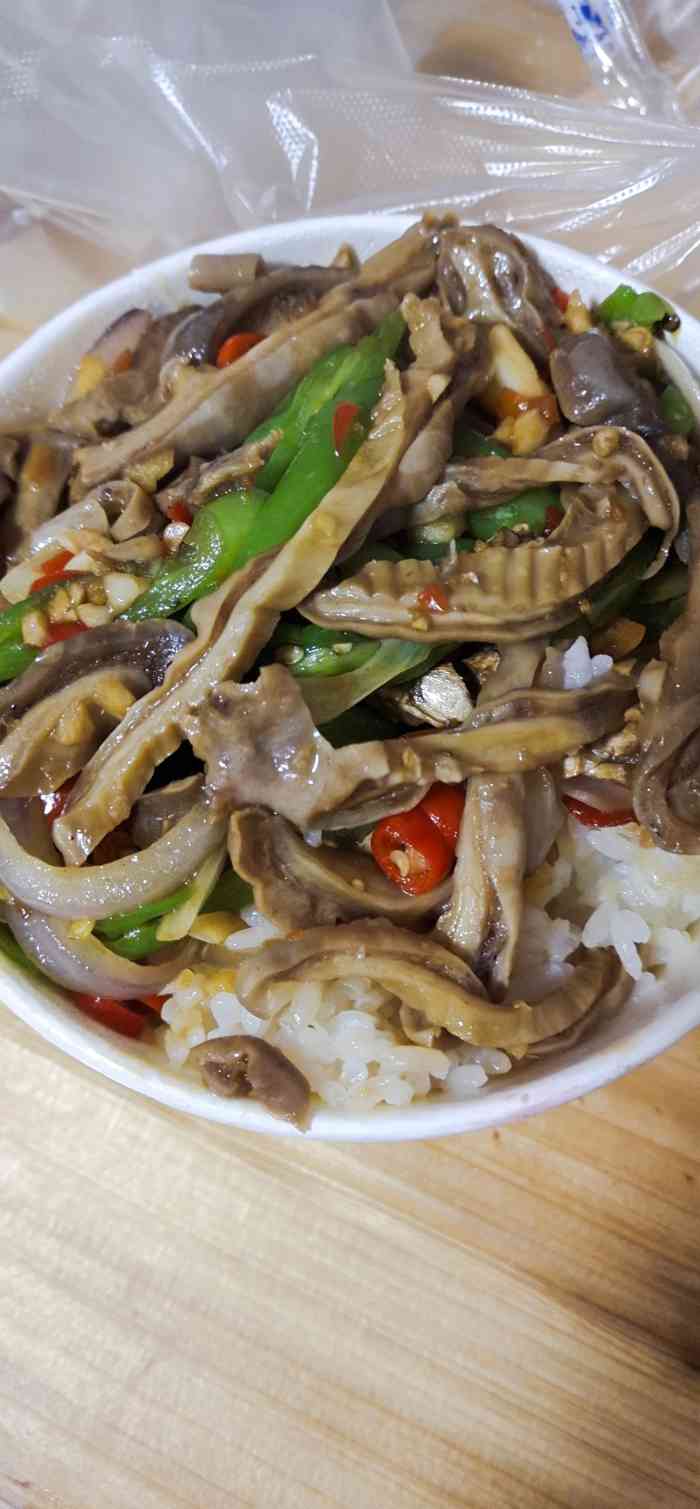 一个人不知道吃什么,就来他家打包一份盖浇饭,这次烧的是猪肚盖浇饭