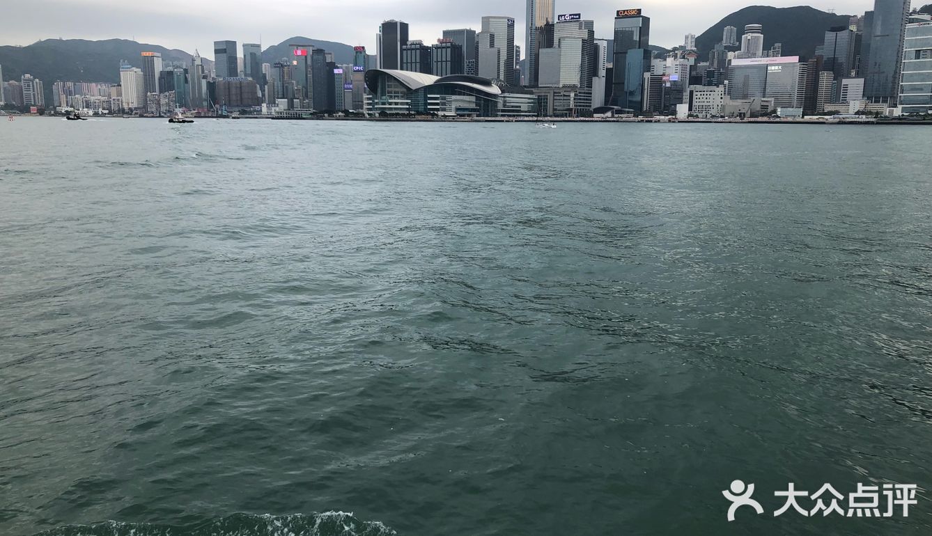 人不多坐在靠窗的位置美景一览无余，吹着海风非常惬意