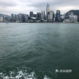 人不多坐在靠窗的位置美景一览无余，吹着海风非常惬意