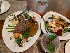 -Chom Cafe and Restaurant