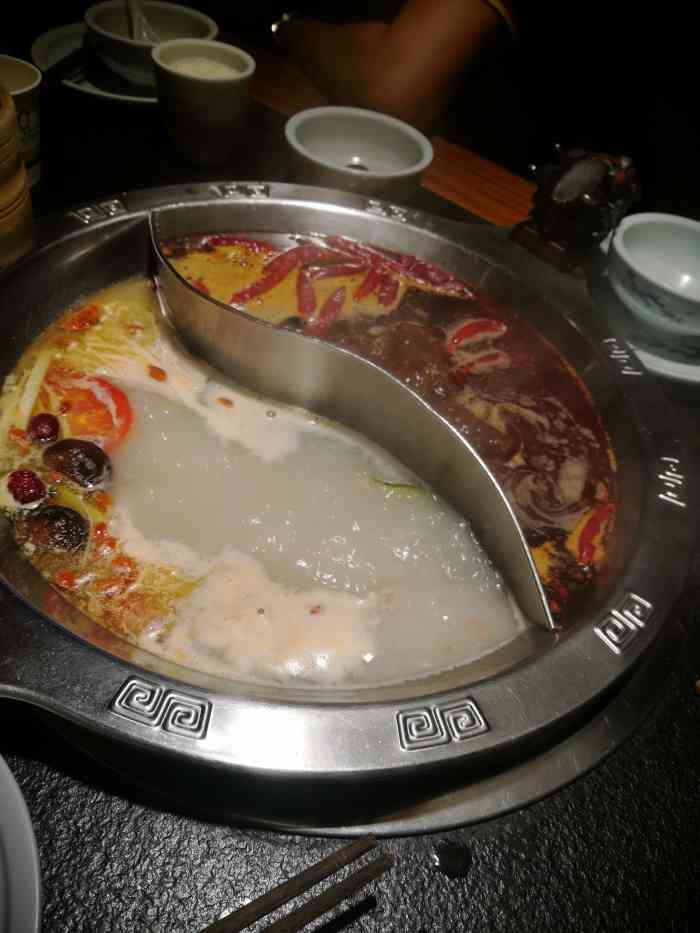 香九天重庆老火锅(金沙奥莱店)-"很好吃的一家火锅店,羊蝎子的锅底麻