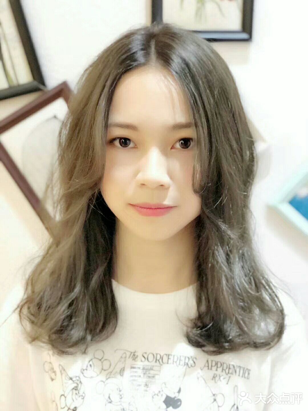 一点自然修饰的卷，发型师称之为烫不卷纹理烫