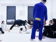 -菠萝格斗巴西柔术训练馆