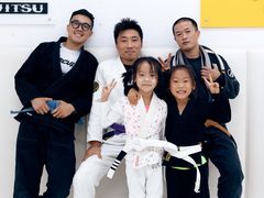 -菠萝格斗巴西柔术训练馆