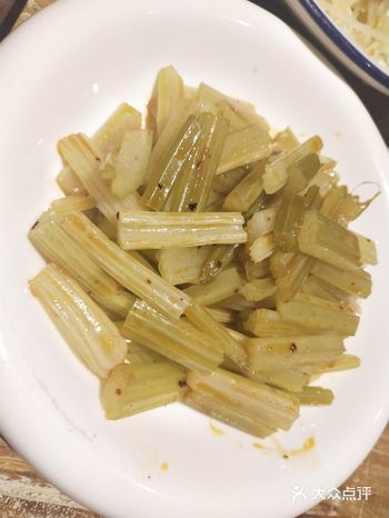 人少不浪费,量很大,喝点酒菜都没有吃完 环境不错