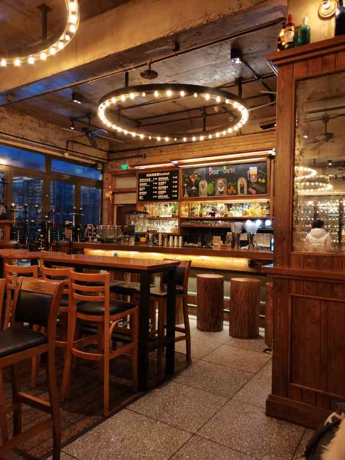 beer barn(五道口店)-"[环境]装修的挺有风格,典型的西餐店 [.
