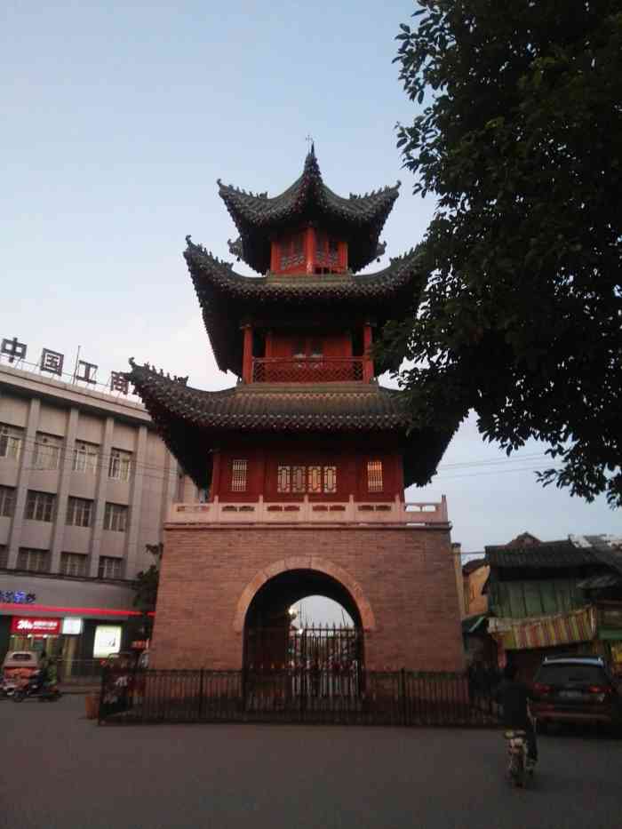 城固钟楼-"城固县有座小钟楼,位于城固县城老城十字街.