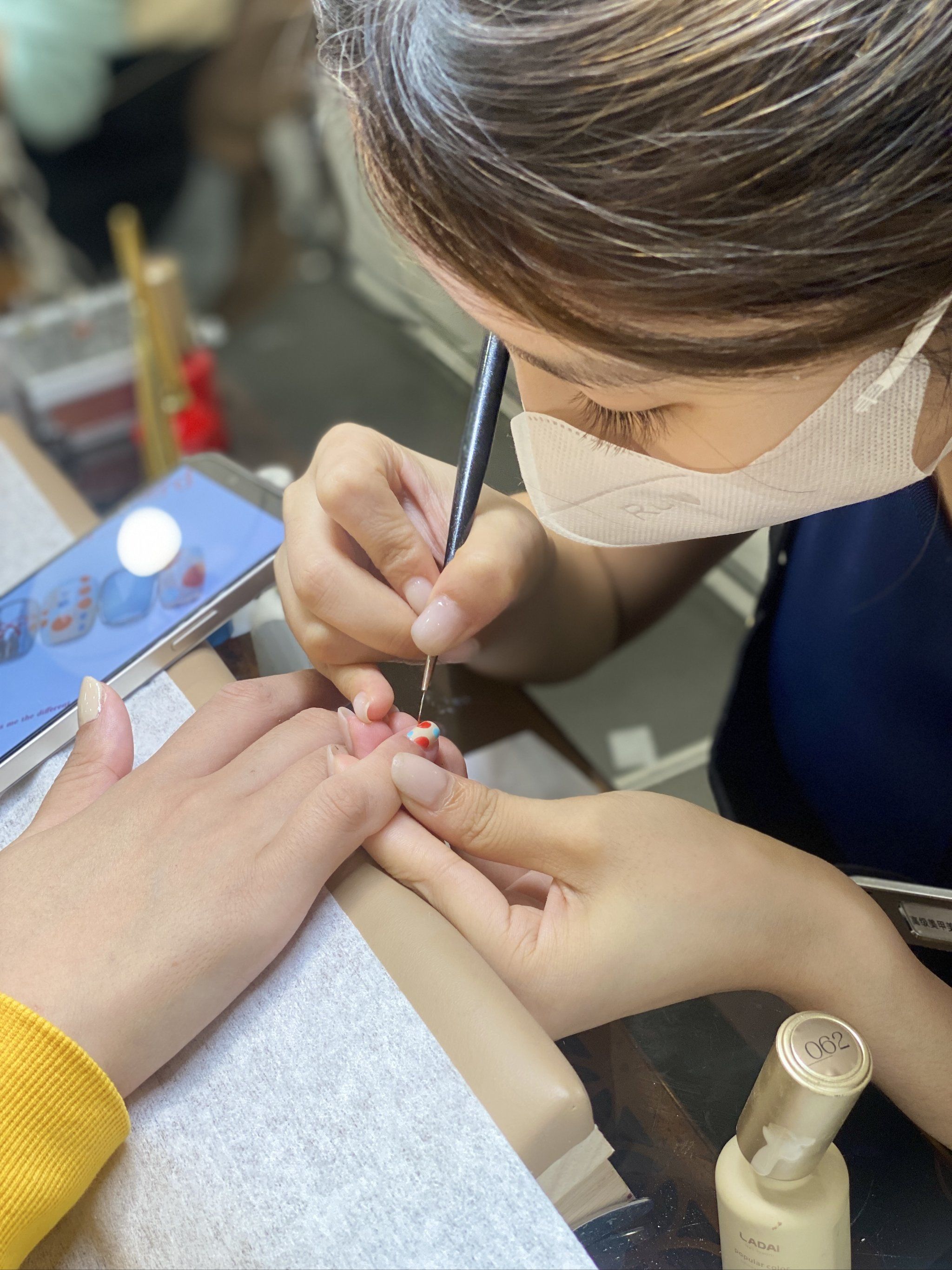 店家视角之美甲师认真工作的美♥