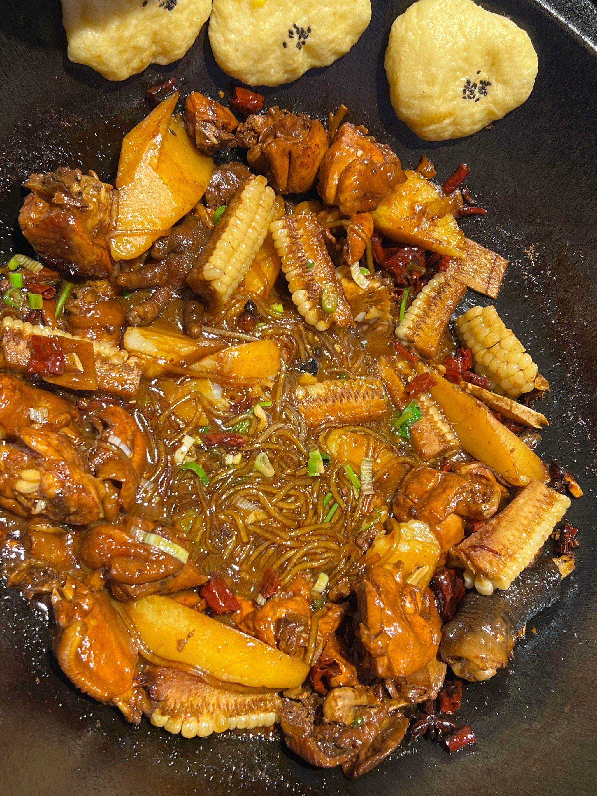 铁锅炖小鸡儿￼东北铁锅炖