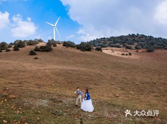 我们这边瑞雪纷飞,朋友在云南大理蓝天白云秀恩爱