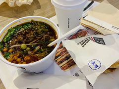 杂酱酸辣粉-荀记肉夹馍(三八家乐福店)