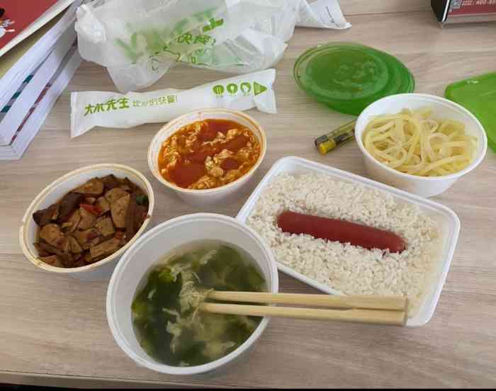 大米先生(解放大道店)-"店里面挺干净卫生的,进门就可以打饭了,一.