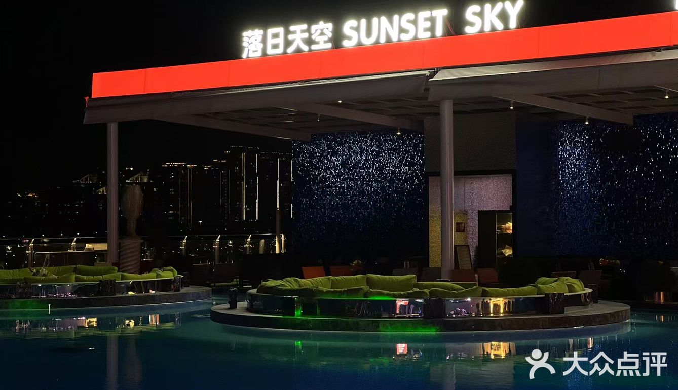 泳池边的晚餐