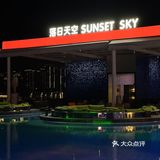 泳池边的晚餐