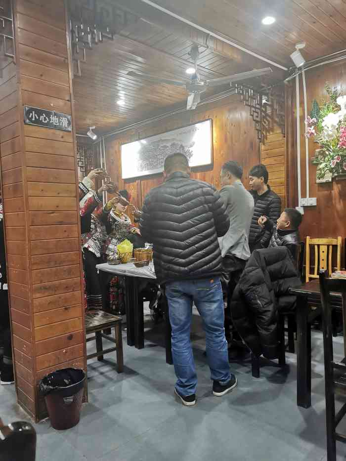 月伴湾饭庄-"看了门脸很大,图片也好,结果进来一吃才发.