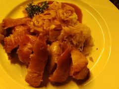 德国风味烤猪肘配酸菜和土豆泥（半只）-宝莱纳餐厅(滨江店)