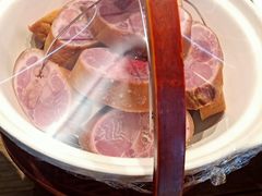 -帅巴人舅母子腊蹄民俗村