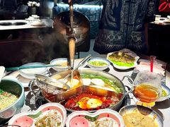 三拼锅底-伴山牛贵州黄牛肉火锅·苗疆非遗艺术餐厅(上海首店)