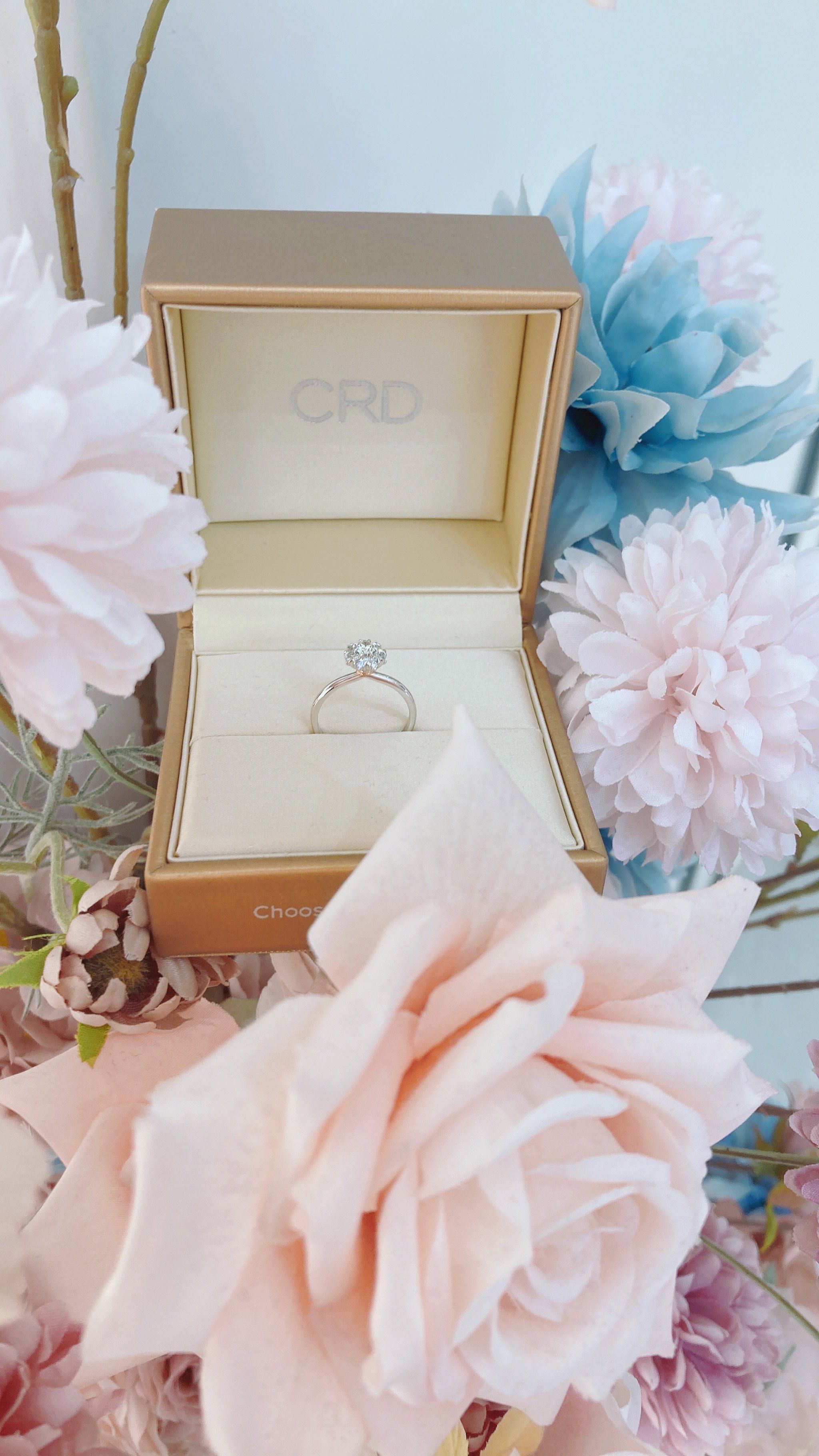 钻戒与花的碰撞