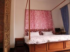 姊妹店——乐之韵旅馆：大床房间（带阳台）-乐屿乐趣