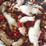 加入矿泉水至淹没过鸡脚，翻拌均匀