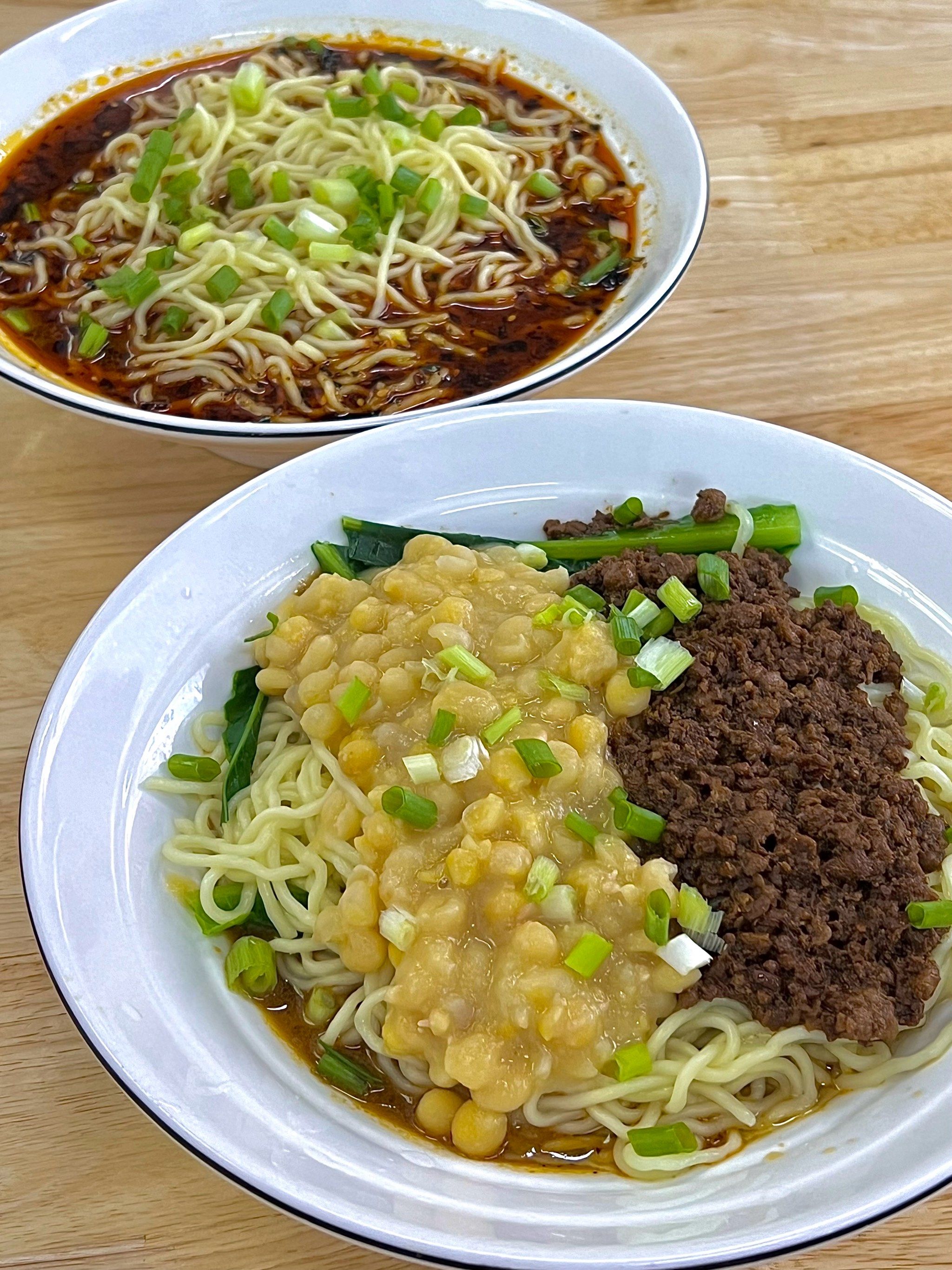 今天吃📍重庆小面
点了一份招牌豌杂面和一份麻辣小面
	
