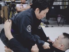 -菠萝格斗巴西柔术训练馆