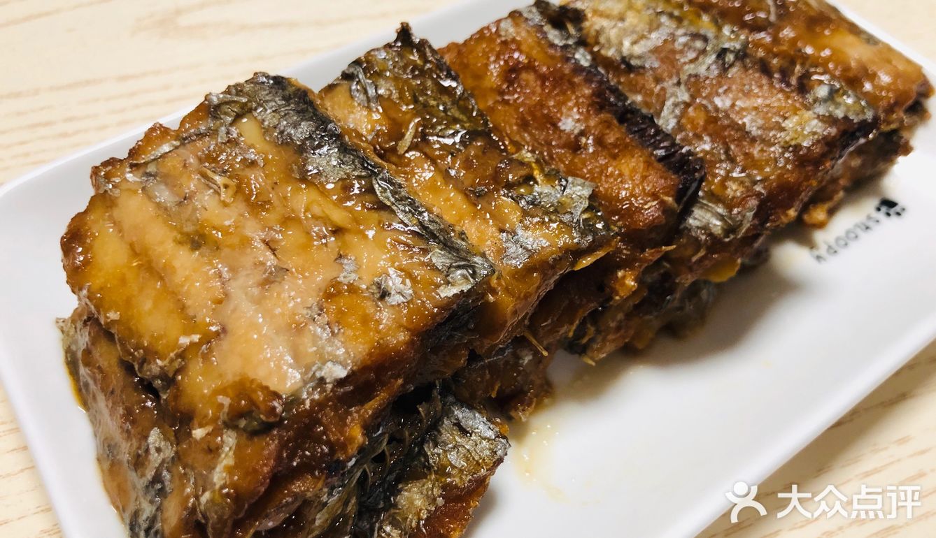 焖酥带鱼 食材:带鱼2整条,葱,姜,蒜,淀粉,生抽