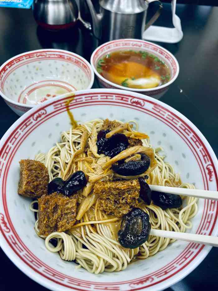 吴茂兴本帮面(龙漕路店)-"路边小店,暂时还看不到招牌,旁边就是广播.