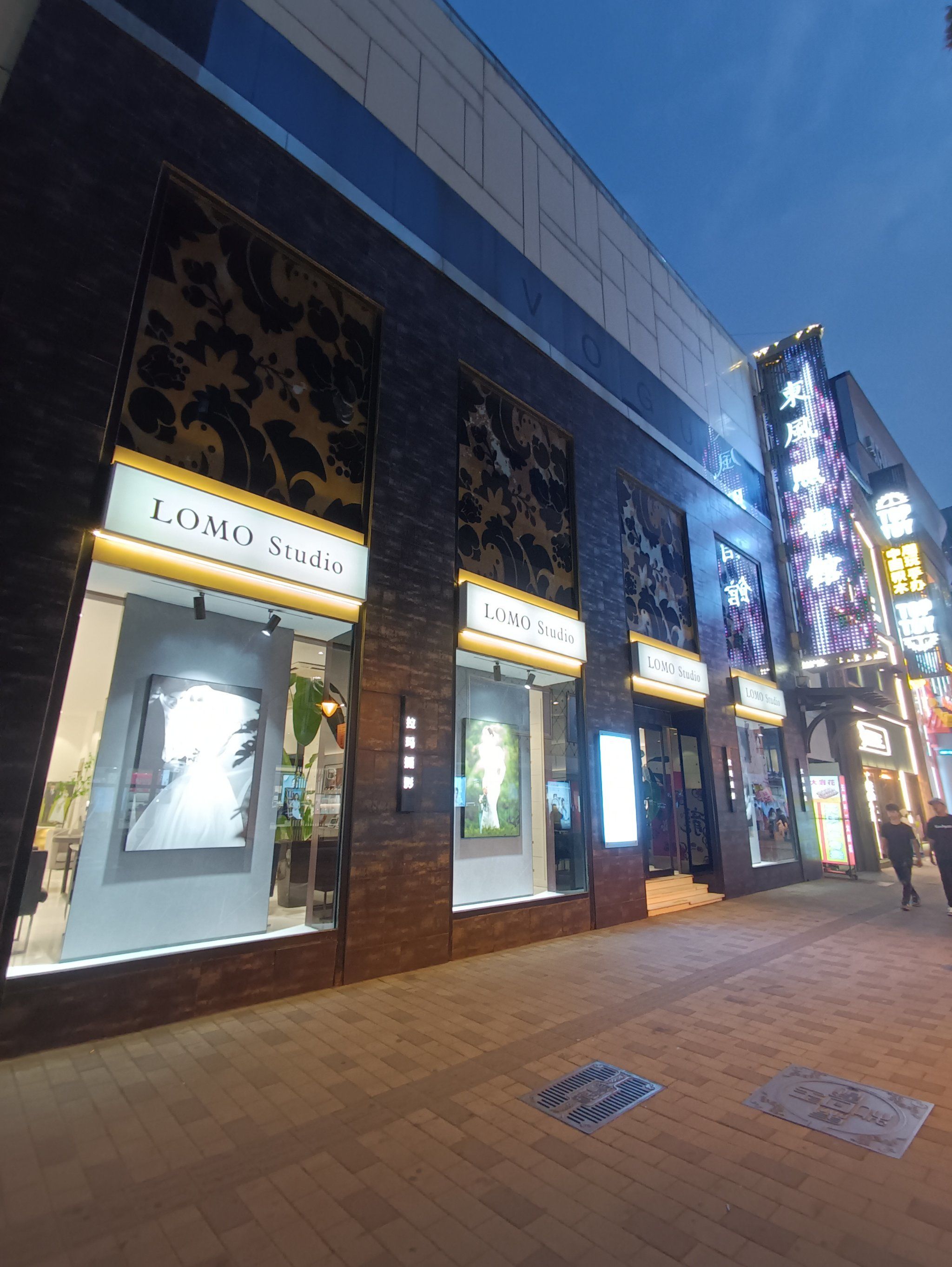 东风照相馆曾是天津的知名照相馆,坐落于滨江道繁华街道上