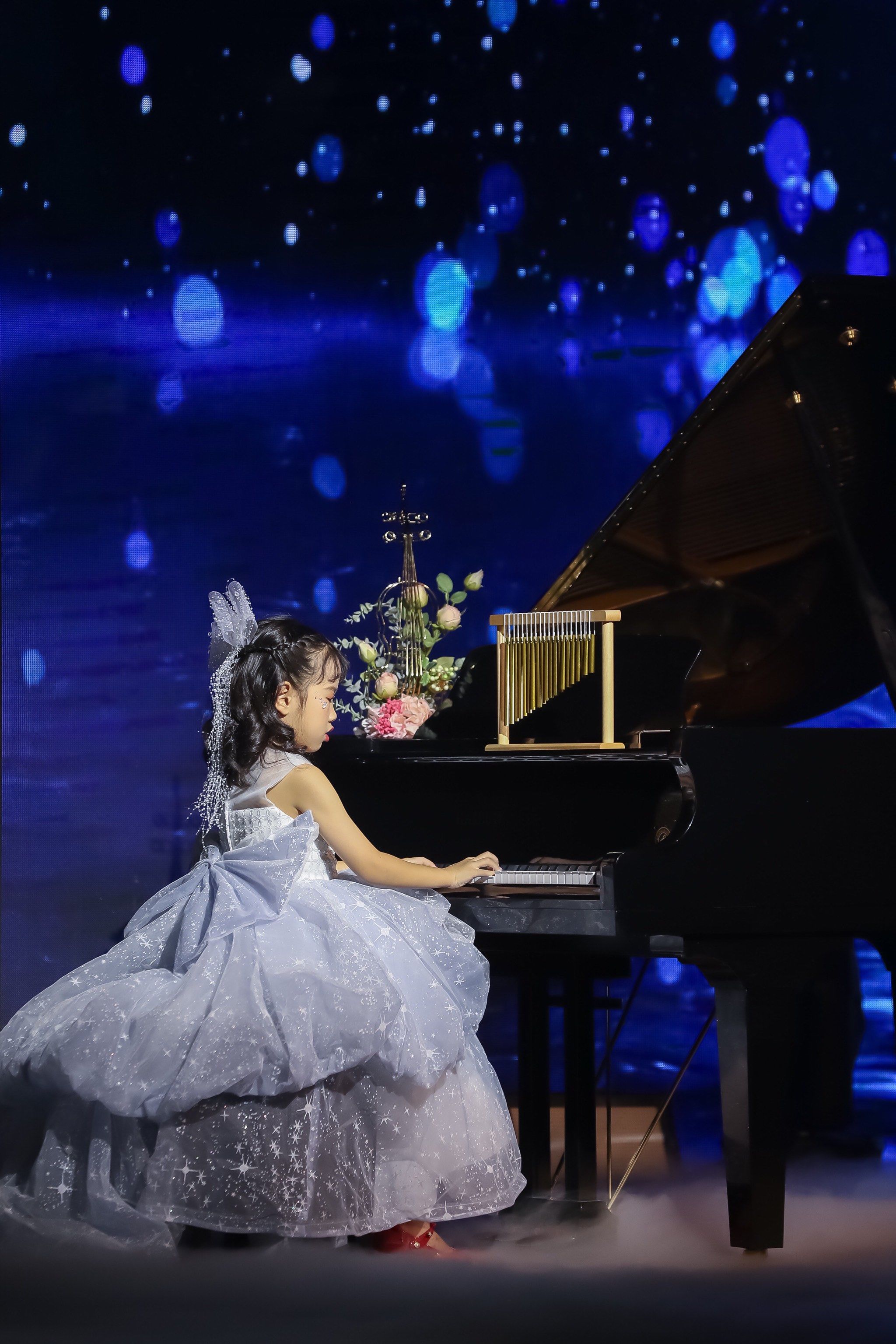大连少儿学钢琴 孩子参加辽台春晚的照片出来啦～优雅弹琴的小公主