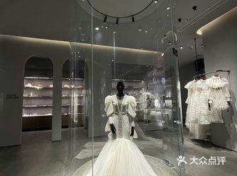 玲琅满目的配饰 耳环、头纱、皮鞋，高跟鞋