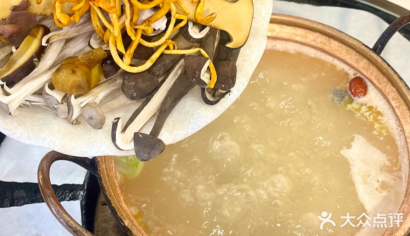 大理这家7年老店🍄 石板烧和菌锅都封神