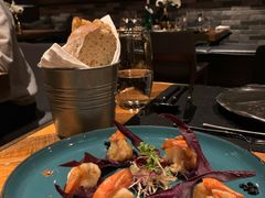 煎虾配紫薯泥薯片及姜味柠檬汁-AZUL by FUEL蓝色·法式酒馆(琶醍店)