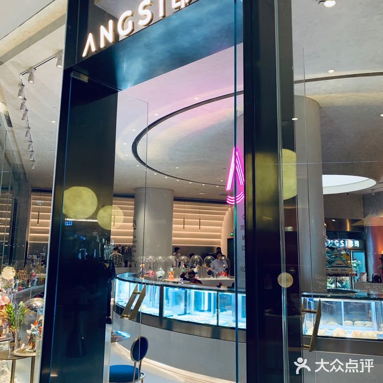 深圳毫无抵抗力的易烊千玺首家鲜花城堡昂司蛋糕店