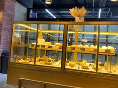 面包甜点陈列柜-啊噗吐呦现场烘焙(麦凯乐店)