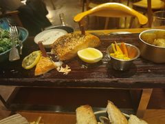 木板烤三文鱼-THE CANNERY&JUJU 新鲜海鲜·牛排美食酒廊