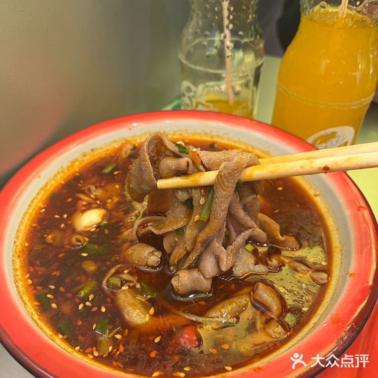 万物皆可烫！大盘子是他们家特色！一盘满满成都味道