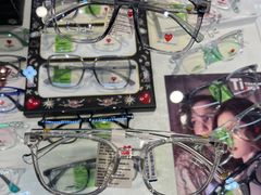 -宏宇眼镜蔡司依视路折扣店(兆佳眼镜城店)