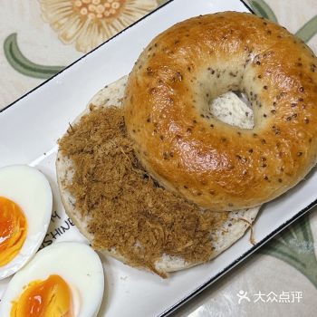 玉林超火的烘培店～ 本谷味面包 酥皮蛋挞很出名
