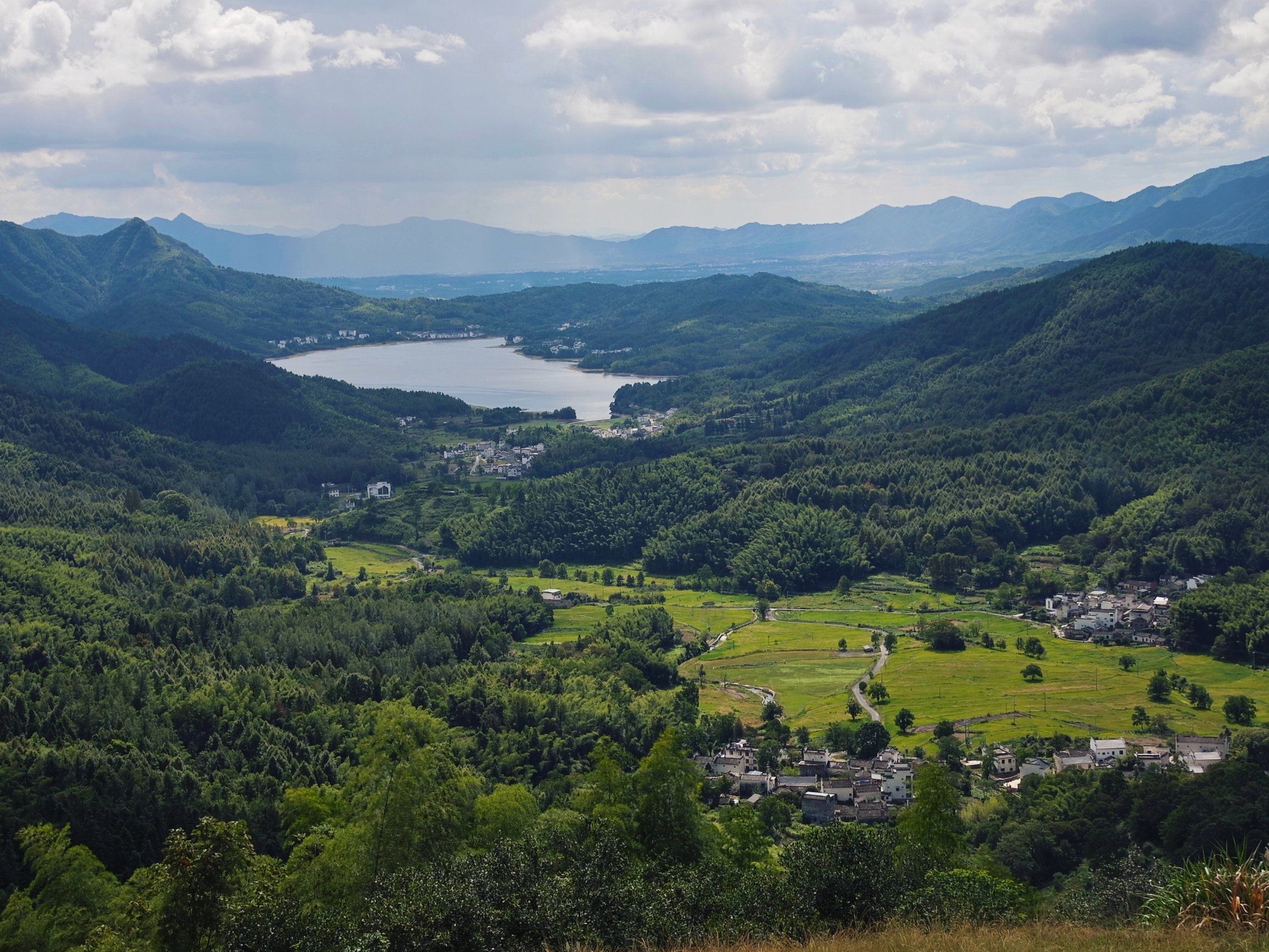 山巅远眺的风景