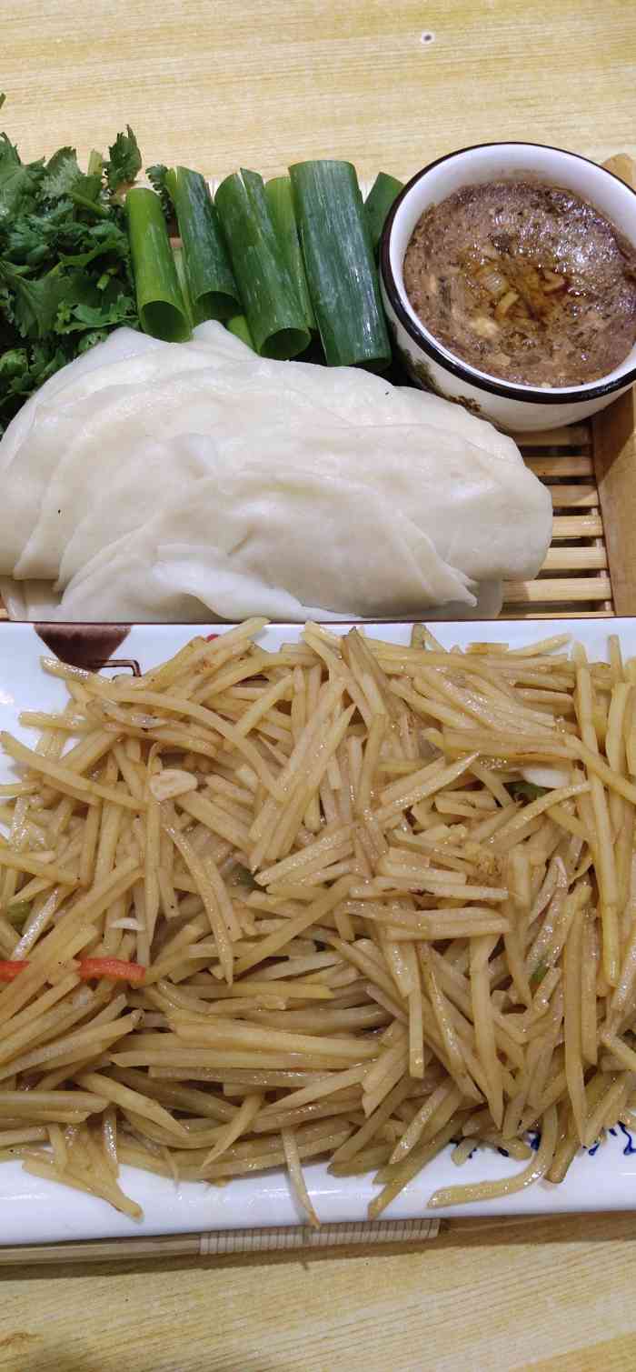 赵小厨私房菜"味道还好吧,菜量很足,价格也不贵,三个菜.
