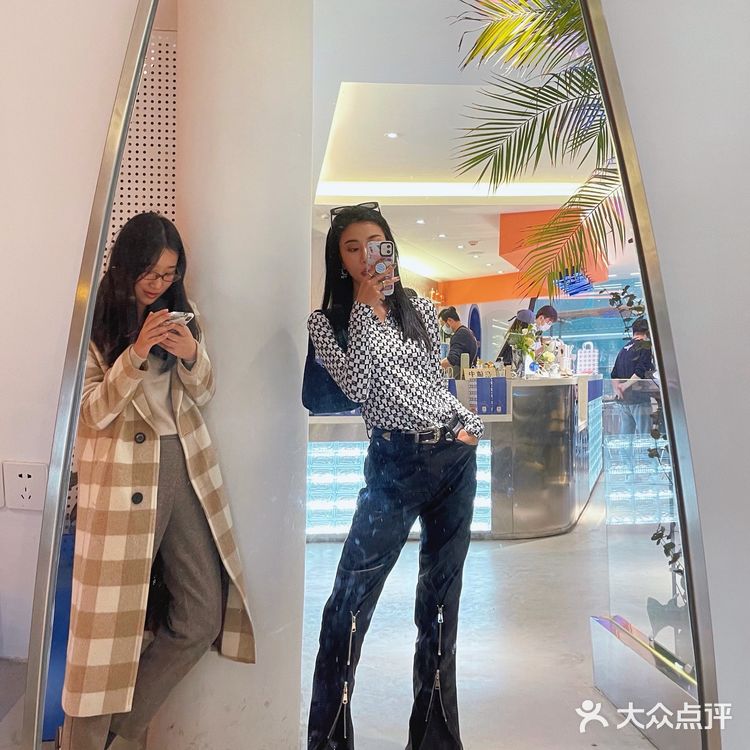 店里虽然人很多 但座位还是一直有的