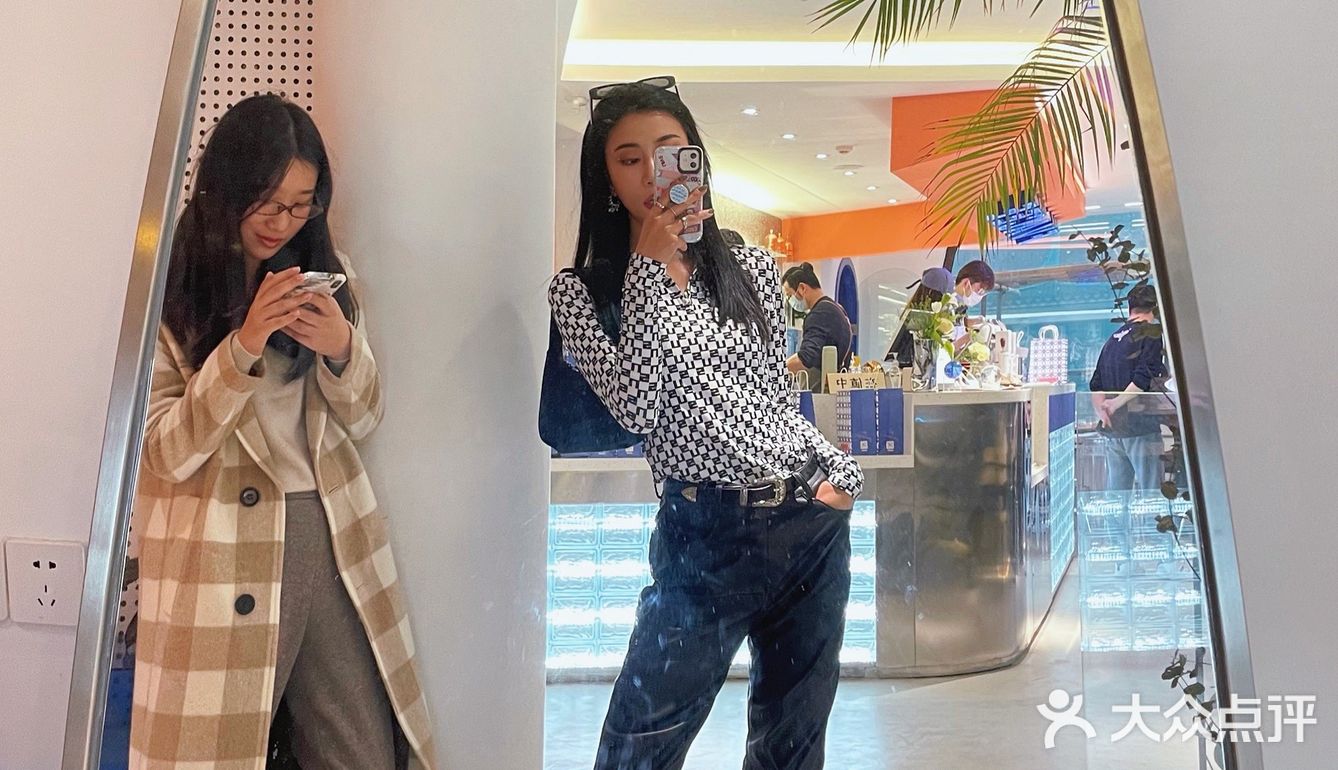 店里虽然人很多 但座位还是一直有的