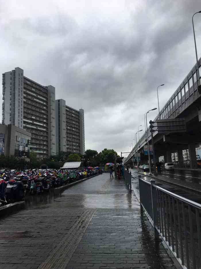 打分 难得我休息,来九亭,出地铁就下雨……如果地铁站跟商场直接通