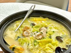 虾汤白菜炖夏夷贝-品海楼·大连海胆锅贴馆(东港店)